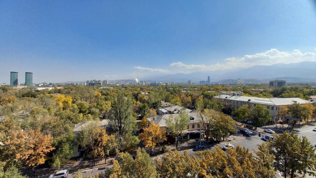 Картина горных вершин Квартира- Mountain view Apartment Алматы Экстерьер фото